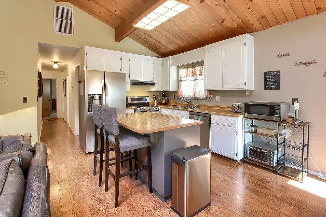 3 bed, 1400 sqft, $2,350 — Photo 3