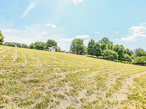 5th image of Fairway Dr