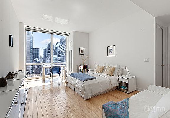 5th image of 247 W 46th St APT 3904