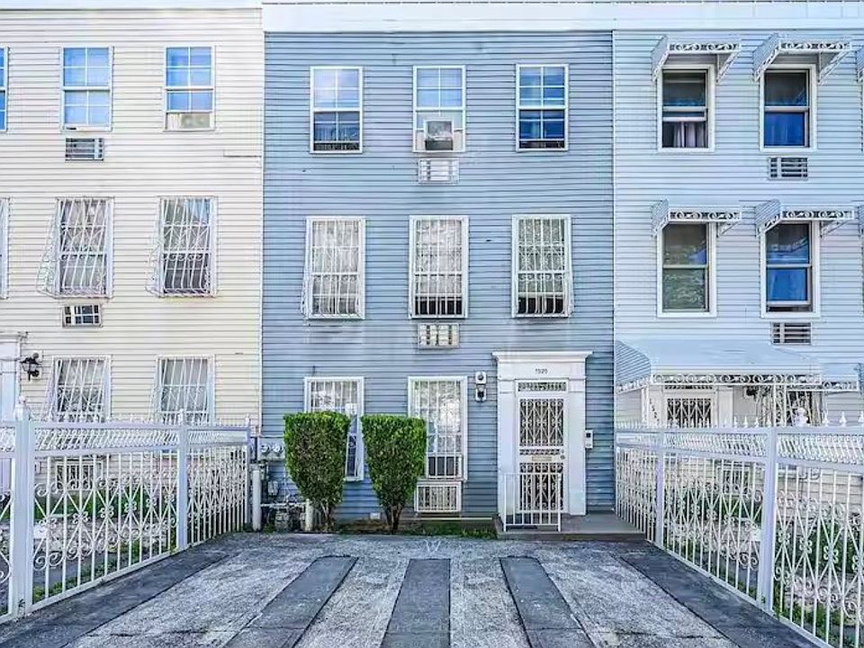 1st image of 1525 Popham Ave Floor 2