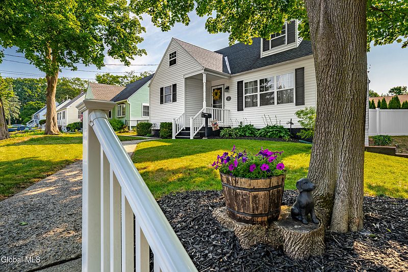 3rd image of 35 Vista Avenue