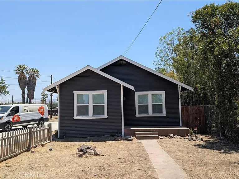 1857 E Victoria Ave — Photo 2