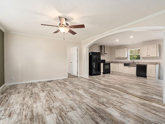 3rd image of 162 Sandy Creek Drive