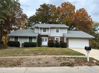 15551 Cedarmill Dr, Chesterfield, MO 63017