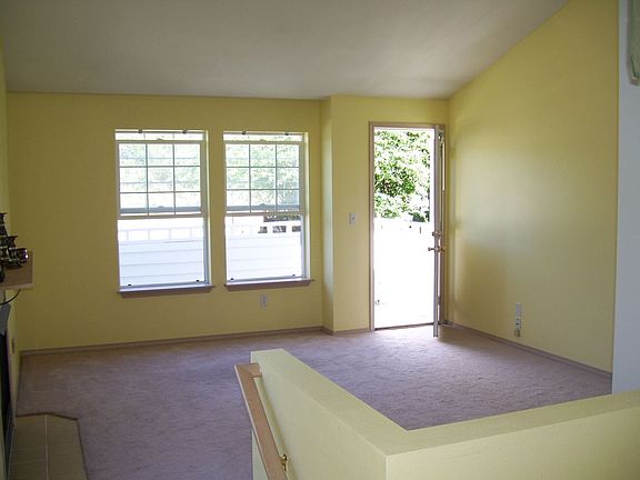 living room w/vaulted ceiling