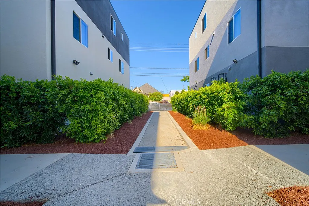 5 bed, 1800 sqft, $4,217 — Photo 1