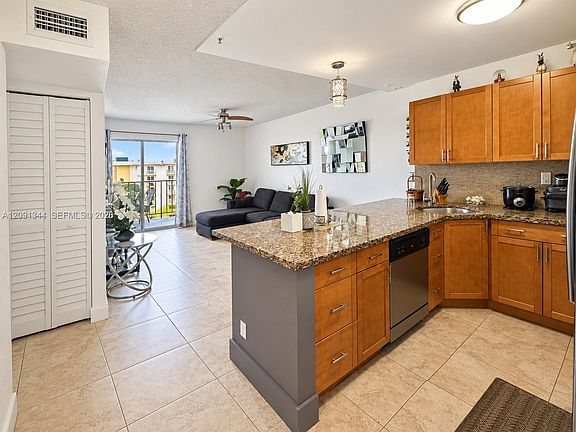5th image of 4550 NW 9th St APT 901E