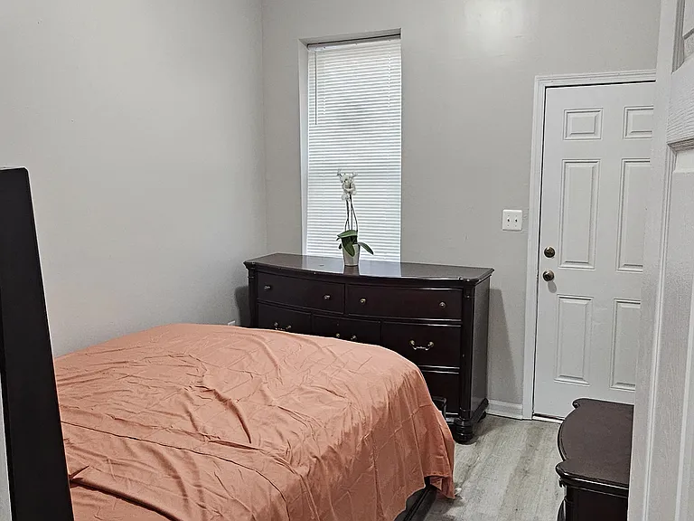 1733 N Fulton Ave — Photo 5