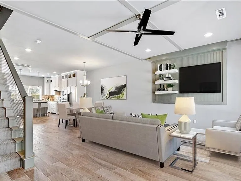 404 NW Retreat Ln — Photo 2