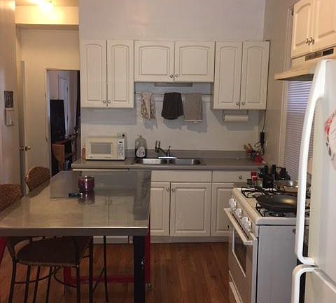 5th image of 2117 W Melrose St APT 1