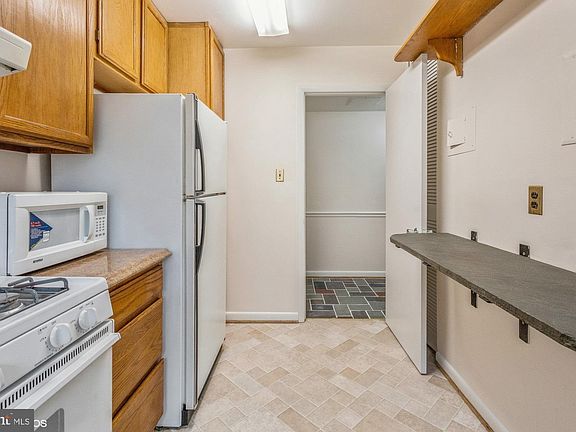 3rd image of 10681 Weymouth St APT 4