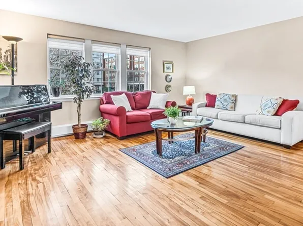 7 Hammond Pond Pkwy APT 4, Newton, MA 02467