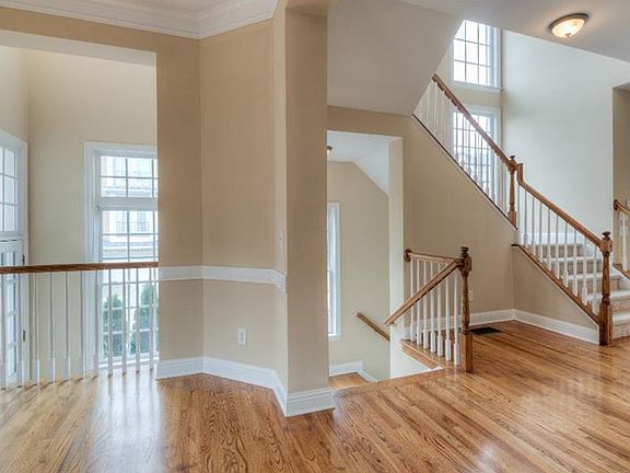 3rd image of 420 Creekview Trl SE