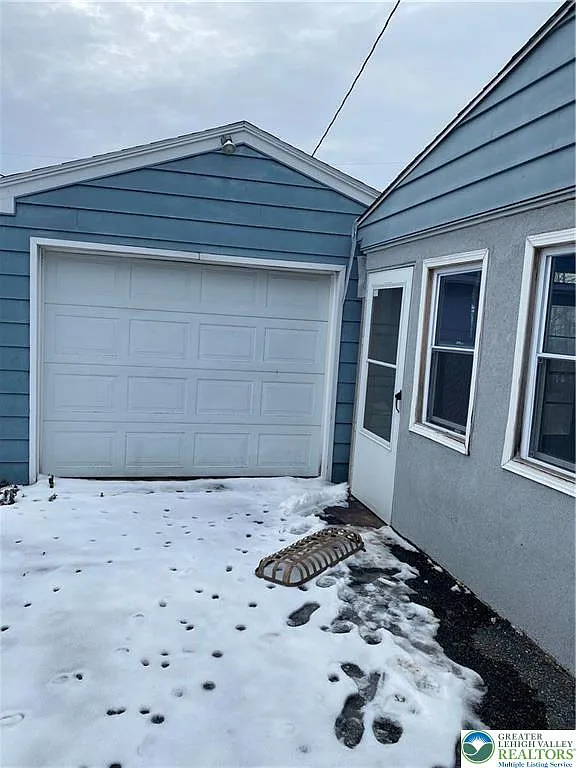 3 bed, 1.0 bath, 1400 sqft, $1,950 — Photo 3
