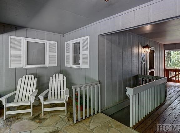 Upper Level Entry and Stairs to Lower Level