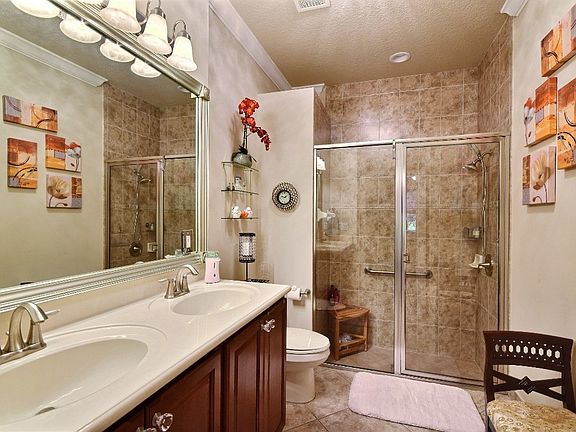 5th image of 6425 Oxford Cir