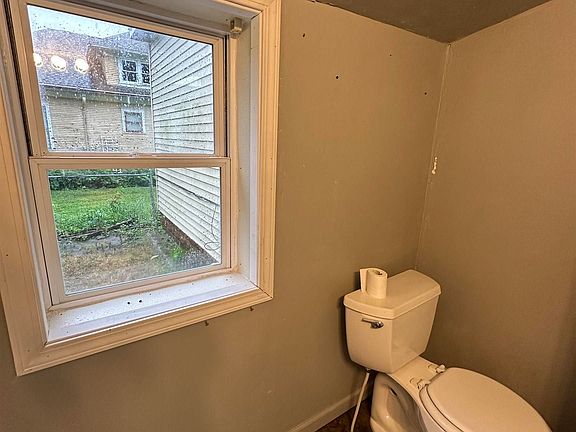 3rd image of 422 W Luverne St