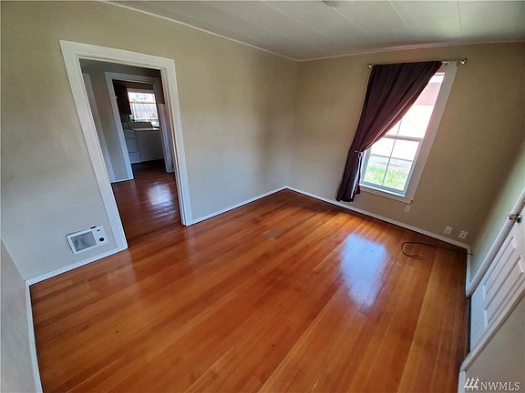 5th image of 16 Dewberry Ave W