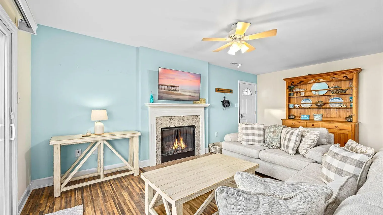 3 bed, 2.0 bath, 1194 sqft, $8,577 — Photo 3
