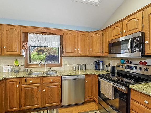 2nd image of 2622 Meadowridge Dr SW