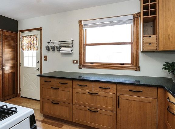 4th image of 316 N Emerald Ave