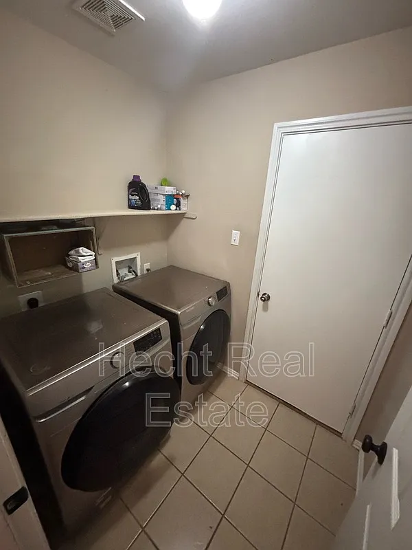 3 bed, 2.0 bath, 1264 sqft, $1,695 — Photo 3
