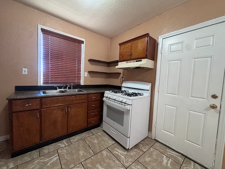 238 E Rice St — Photo 3