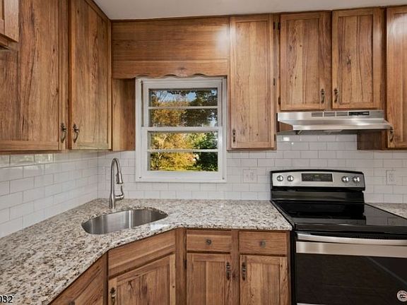4th image of 8 Parkway Dr