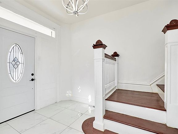2nd image of 2911 Dodier St