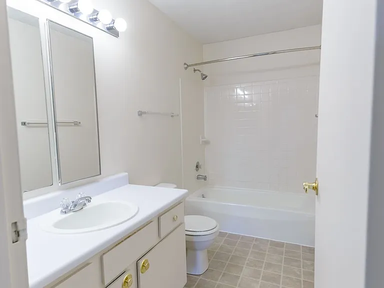 Windsor Gardens Apartments — Photo 81