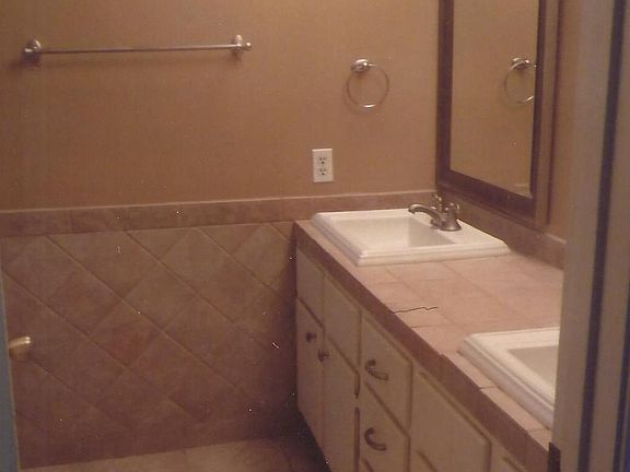 5th image of 702 Chalet Ct