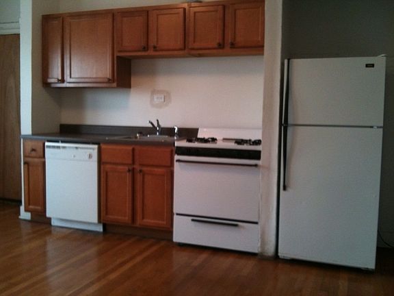 2nd image of 1800 W Foster Ave