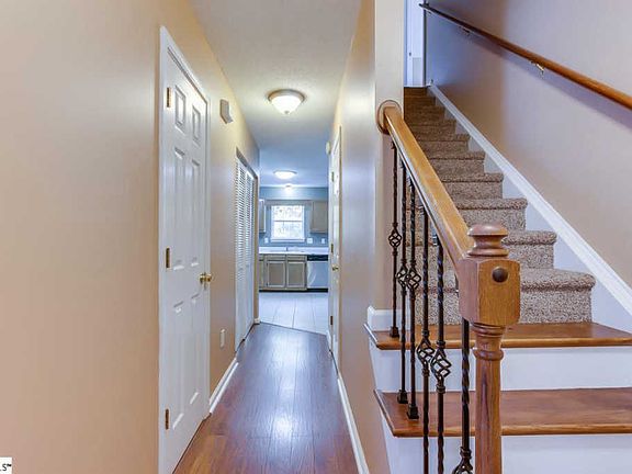5th image of 15 Hazeltine Ct