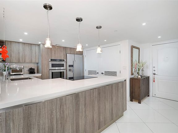 Large areas and a great layout. A beautiful floor throughout. 