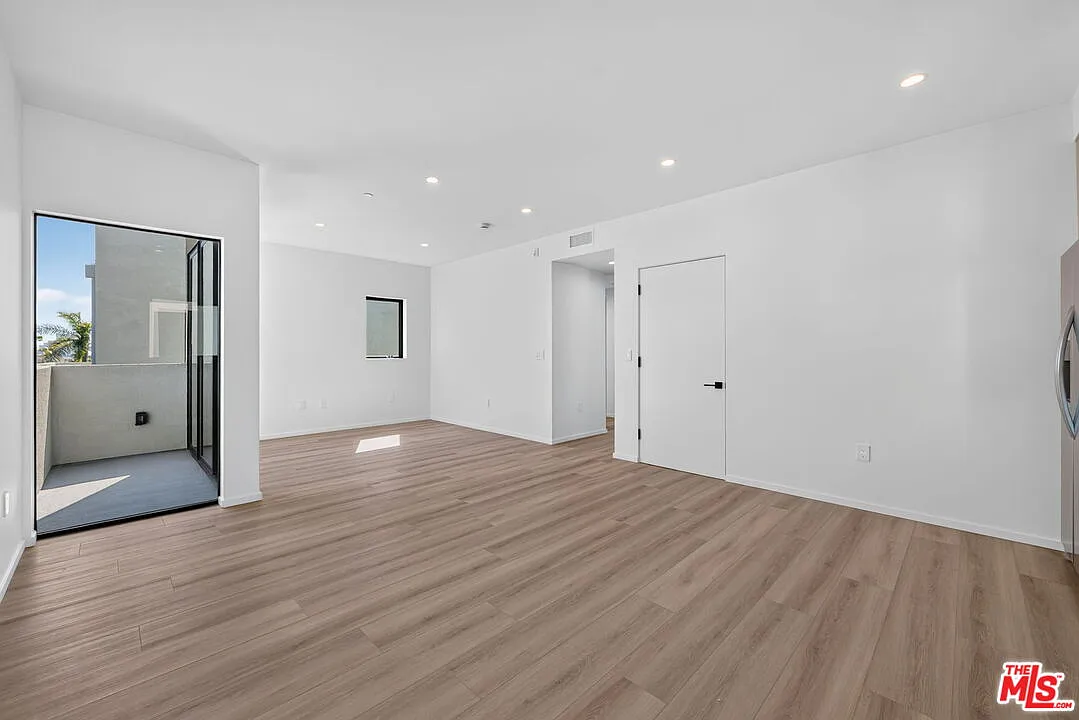 2 bed, 2.0 bath, 950 sqft, $5,500 — Photo 3