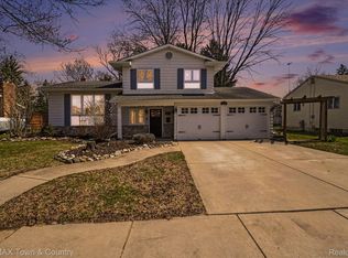 527 Spring Ln, Flushing, MI