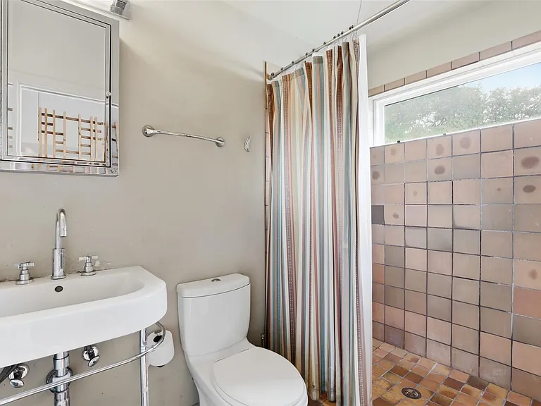 101 W 33rd St #B — Photo 7