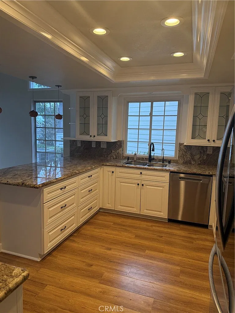 3 bed, 2.5 bath, 2090 sqft, $5,900 — Photo 3