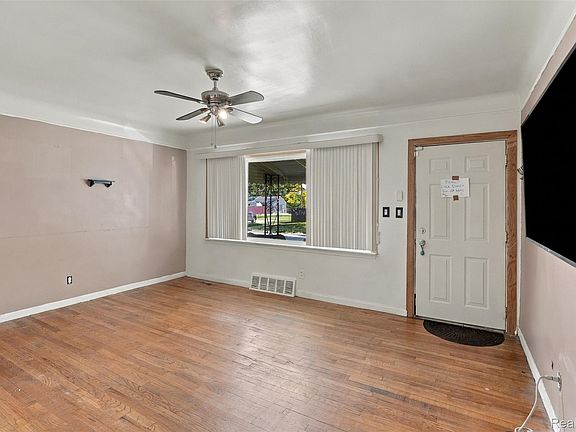 4th image of 6539 Rosemont Ave