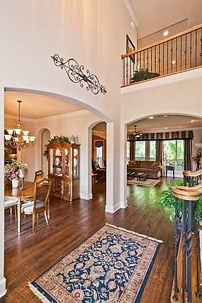 5th image of 2112 Surrey Ln