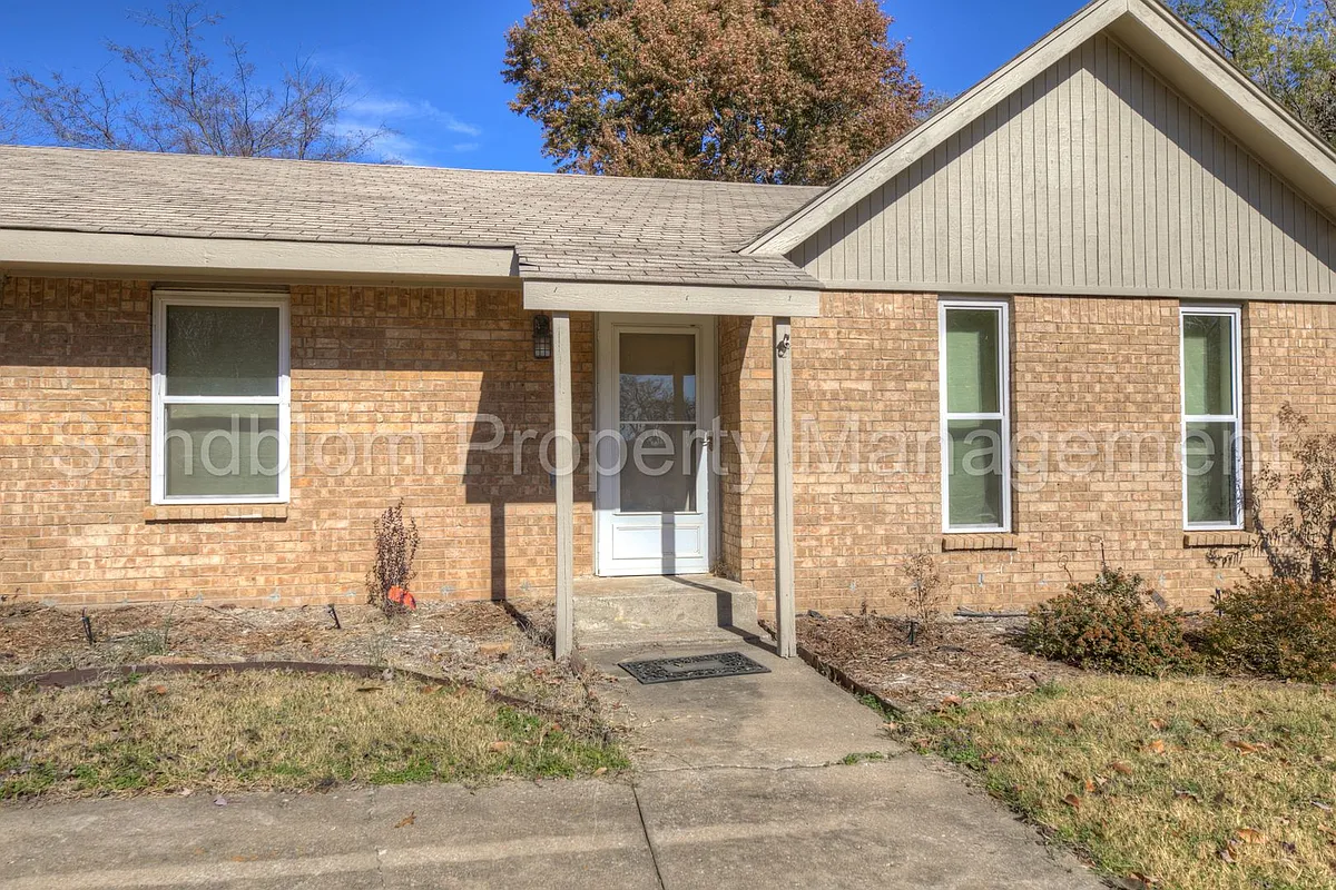 Building Photo - 2901 W 36th St N