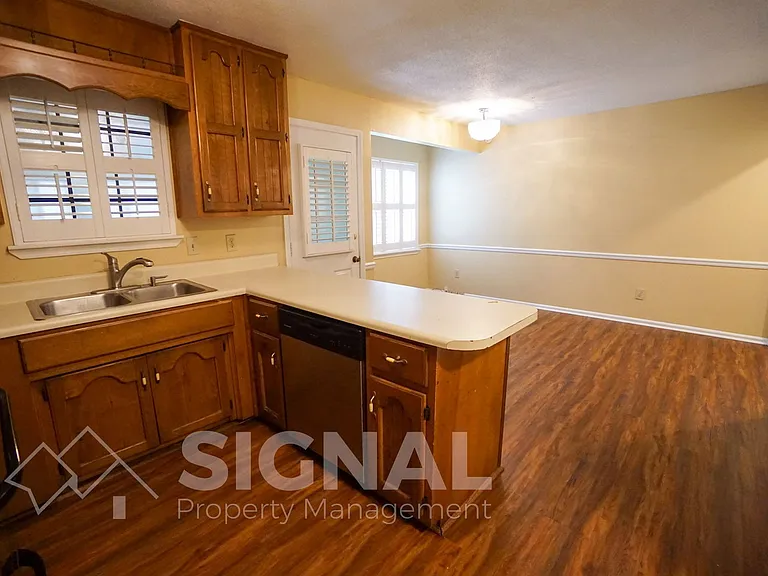 352 Jamestown Manor Dr — Photo 10