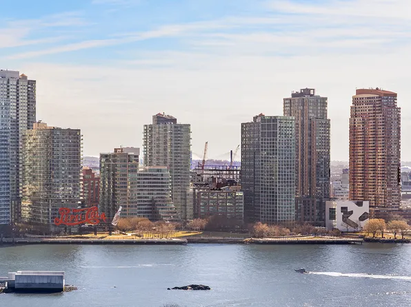 100 United Nations Plaza image 17 of 22