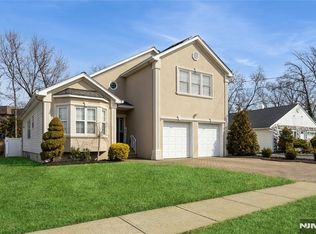 38 Grove Ave, Rochelle Park, NJ 07662