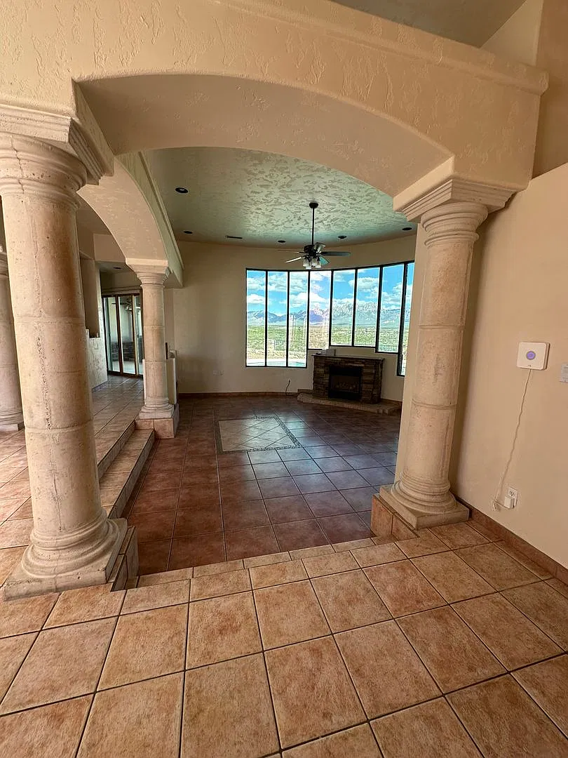 Stunning Luxury Home with Private Pool & Hot Tub! — Photo 3