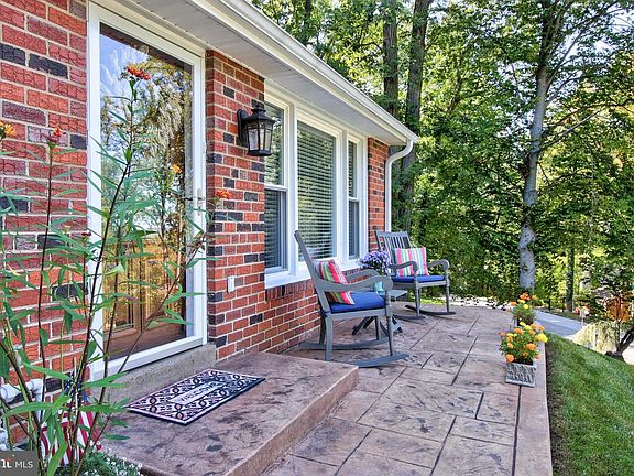 3rd image of 556 Forest Rd