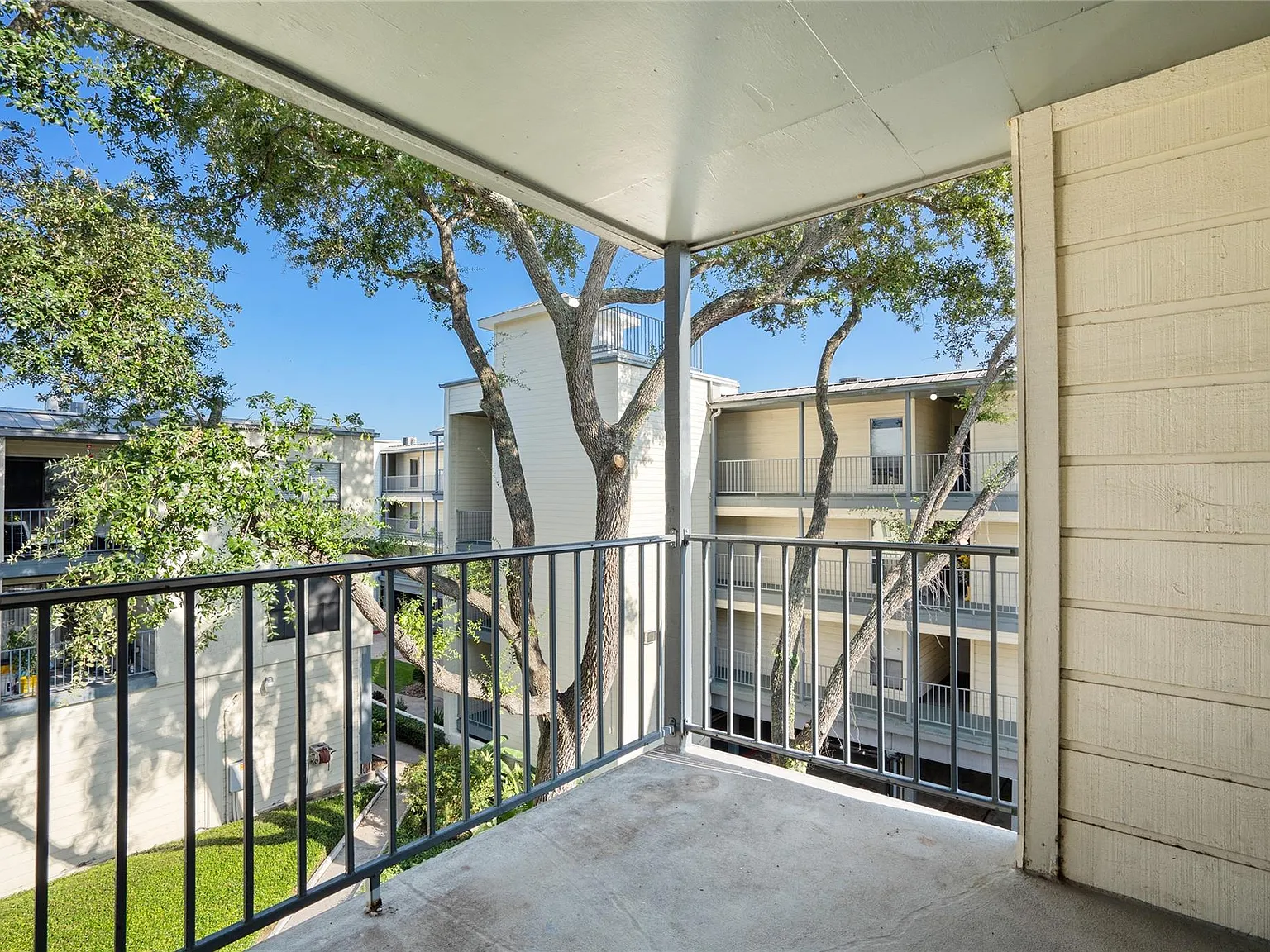 1 bed, 1.0 bath, 782 sqft, $1,300 — Photo 3