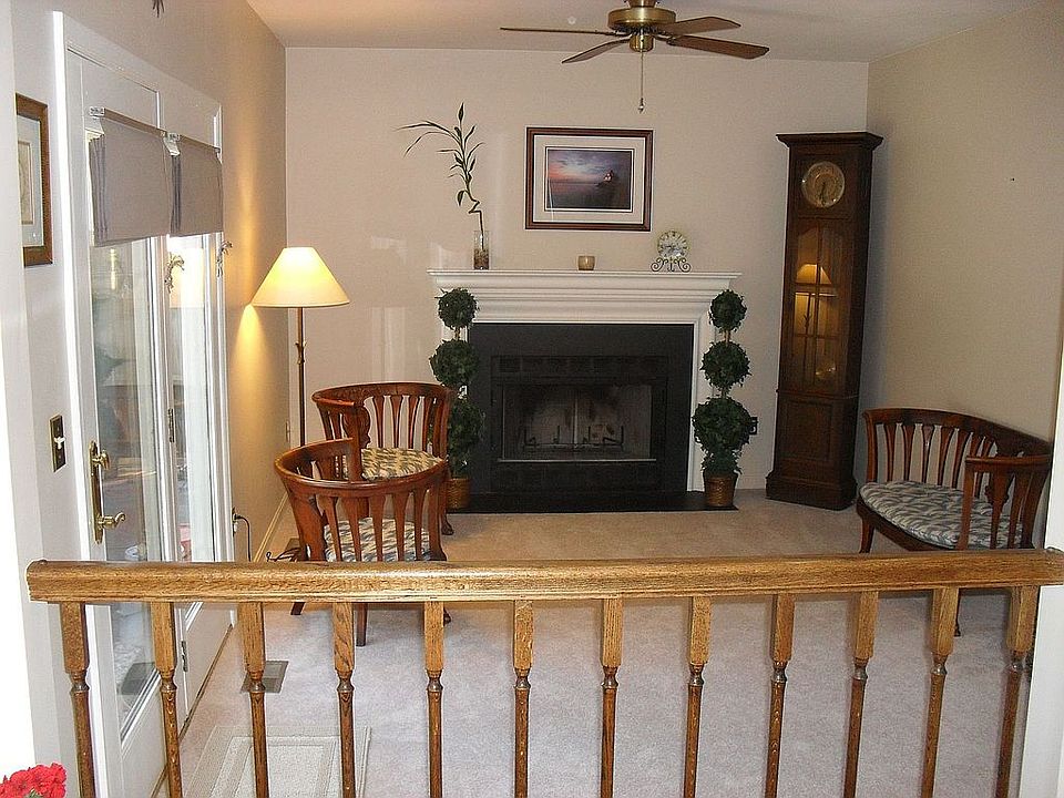 Family Room w/Fireplace