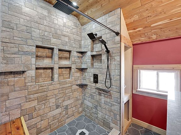 3rd image of 10 Hemlock Ct