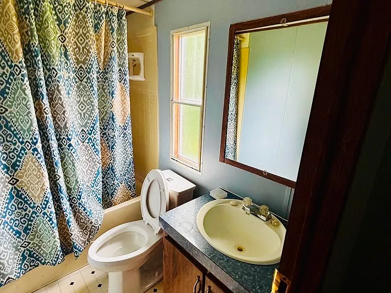 911 Lampton Ln — Photo 12